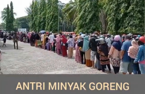 Antrian panjang warga akibat minyak goreng subsidi