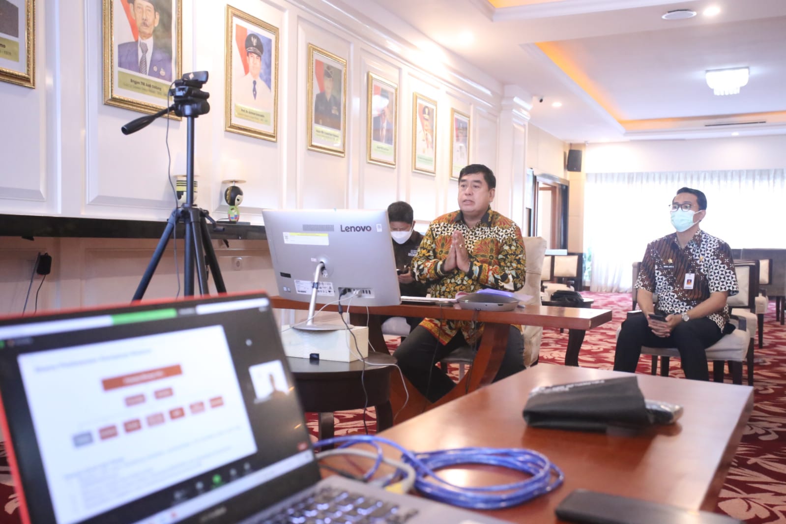 Sekda Sulsel Rapat secara virtual dari Baruga Lounge. Foto Dok. Adpim