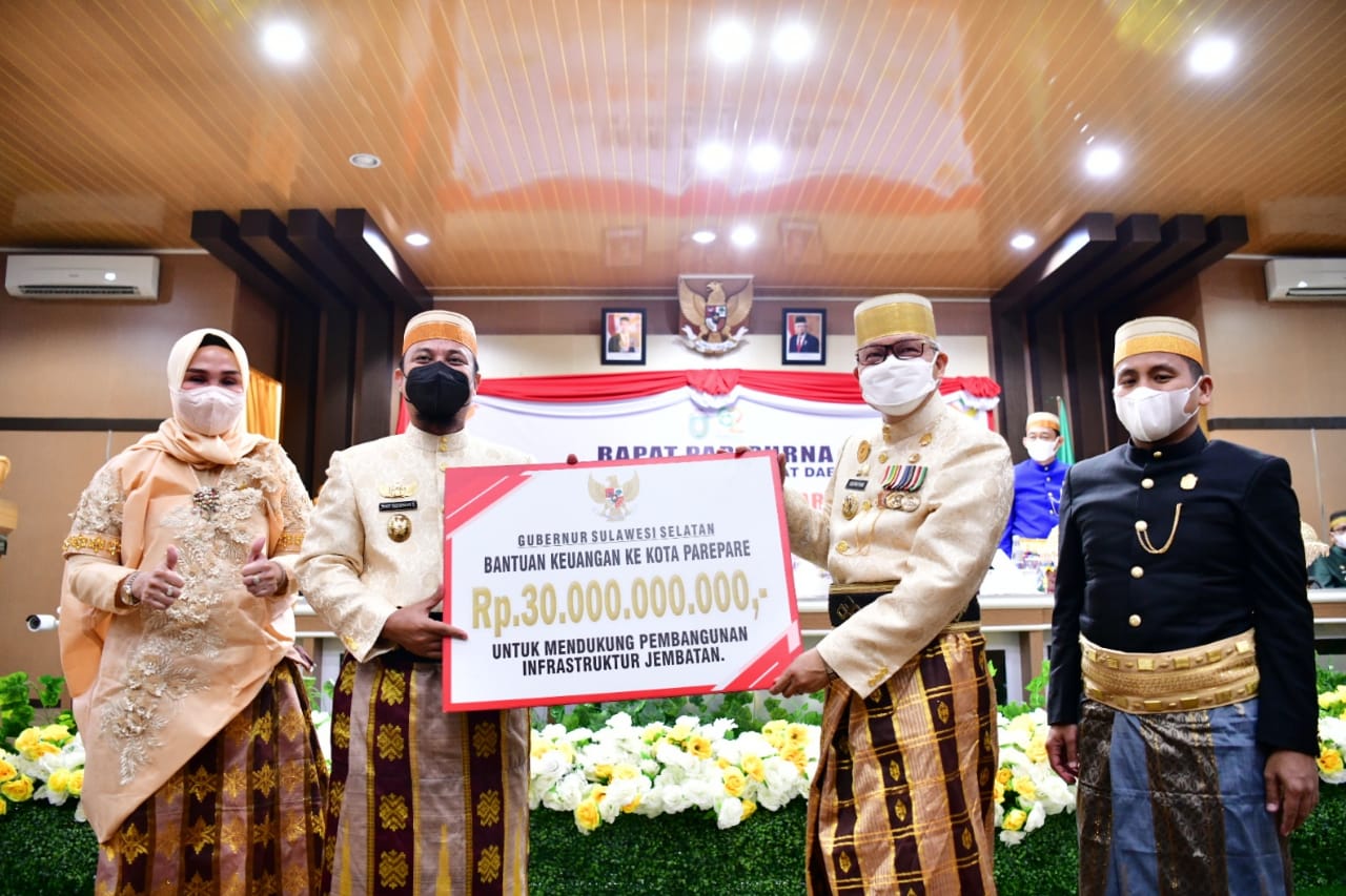 Andi Sudirman Serahkan Rp30 Miliar Bantuan Keuangan Daerah