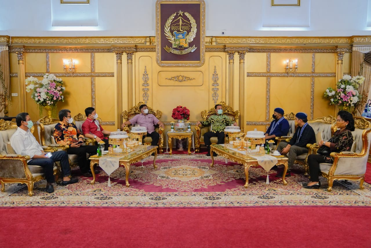Gubernur Sulawesi Selatan Andi Sudirman Sulaiman, Bupati Tana Toraja Theofilus Allorerung bersama Panitia (GMKI)