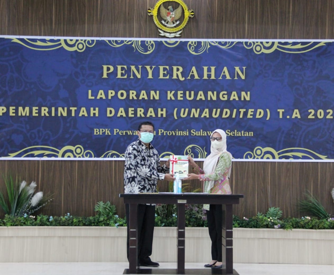 Bupati Luwu Utara menyerahkan Laporan keuangan Pemerintah Daerah ( Unaudited) T.A 2021 kepada BPK Perwakilan Provinsi Sulawesi Selatan
