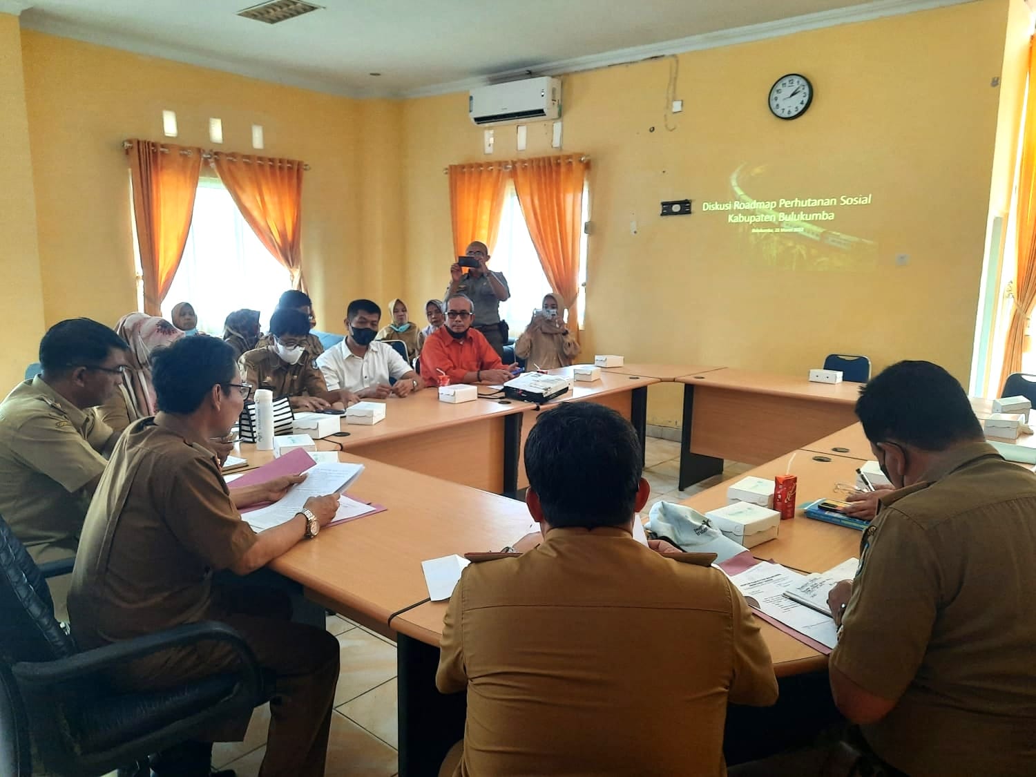 Tenaga Ahli Bupati Bulukumba Bidang Perencanaan Dr Andi Irwan Nur memaparkan 4 isu strategis pada persiapan roadmap atau peta jalan perhutanan sosial.