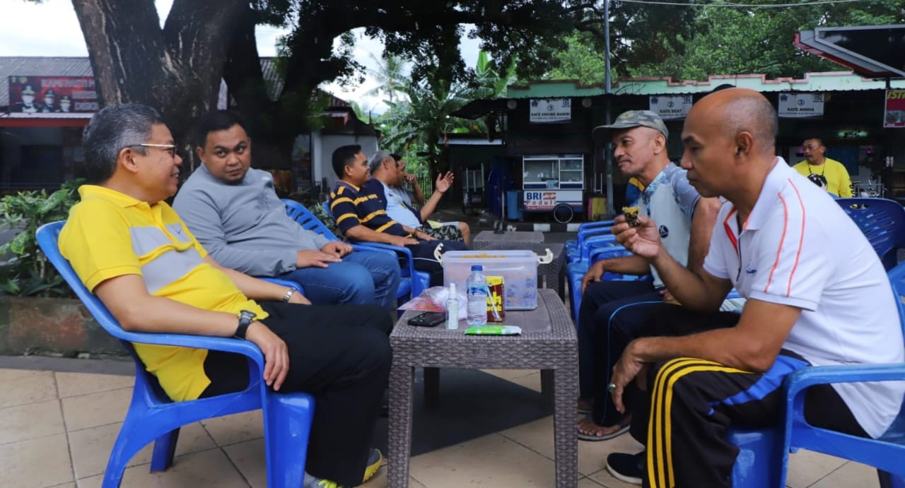 Taufan Pawe (TP), Ketua DPD I Golkar Sulsel, bersama sejumlah pengurus, di Pantai Seruni Bantaeng, Rabu pagi, 23 Maret 2022. Foto(Ist)