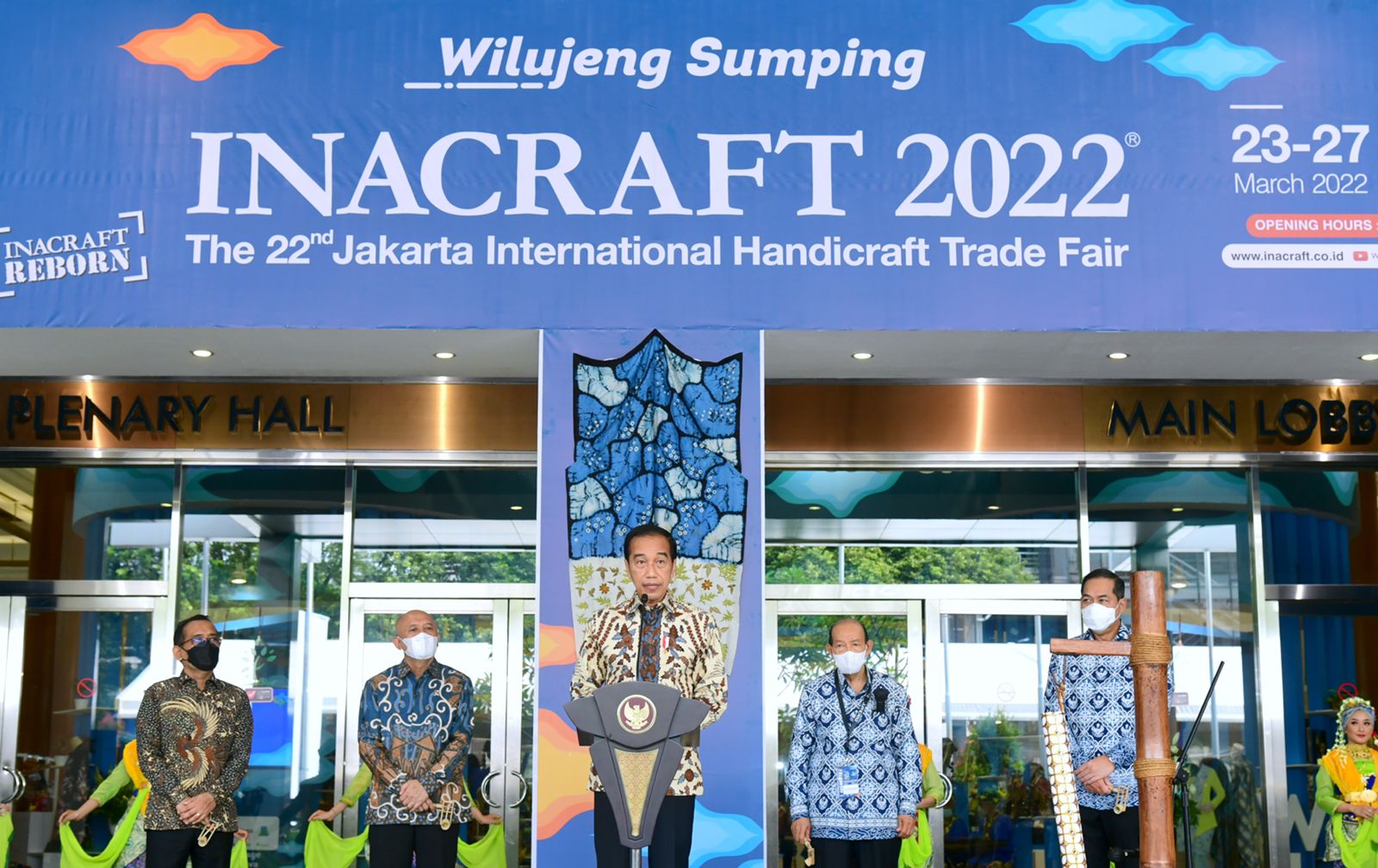 Presiden Jokowi Kunjungi Stand Dekranasda Sulsel di Event Inacraft 2022