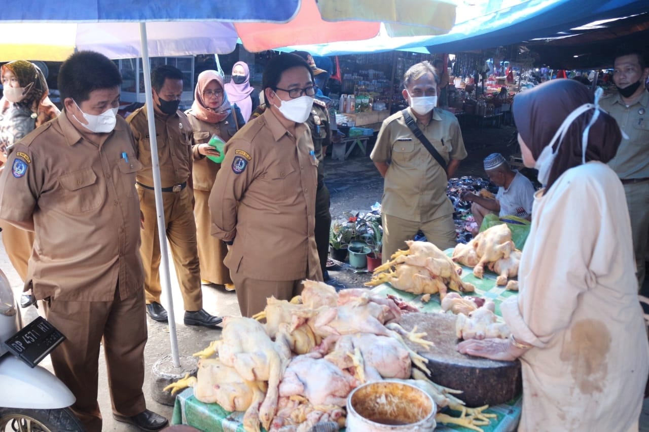 Suaib Mansur usai meninjau ketersediaan stok di Pasar Sentral Masamba Selasa (29/03).