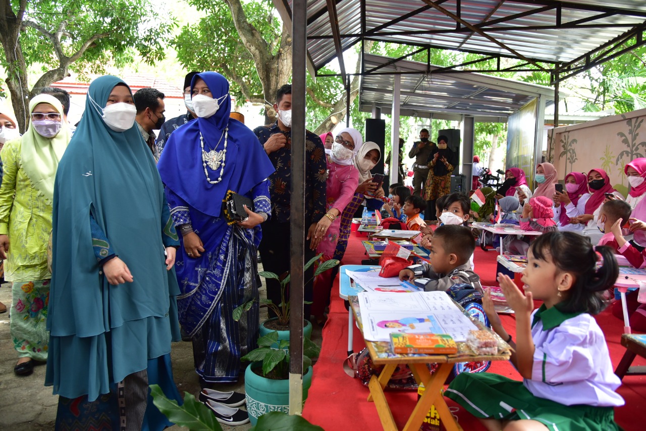 Naoemi Octarina Resmikan Taman Baca La Tinringeng To Taba di Wajo