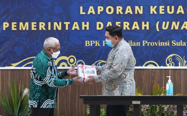 Sekertaris Daerah Provinsi (Sekprov) Sulsel, Abdul Hayat Gani, menyerahkan Laporan Keuangan (LK) Pemerintah Daerah (Unaudited) tahun anggaran 2021.