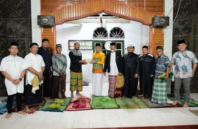 Ketua Golkar Palopo RMB bersama masyarakat saat Safari Ramadhan.