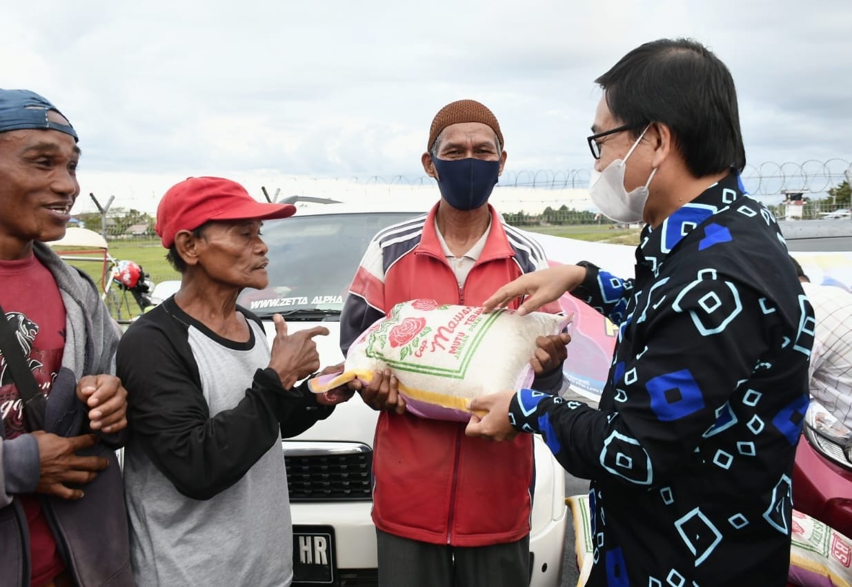 Wakil Bupati Lutra Gandeng PPNI dan PPI Bagi-Bagi Takjil