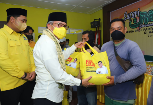Ketua DPD I Golkar Sulsel, Taufan Pawe saat berbagai bantuan sembako dari Ketum DPP Golkar Airlangga Hartarto. Foto Ist