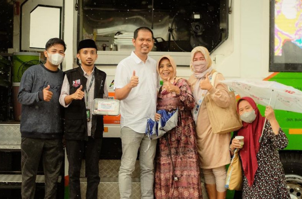 dr. Fadli Ananda saat bagi-bagi paket Iftar