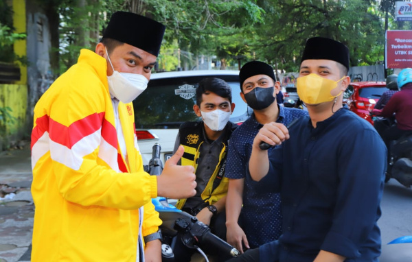 Golkar Sulsel Bagi-bagi Takjil Gratis