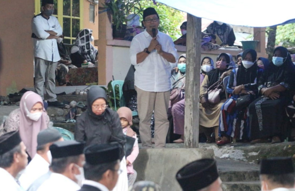 Wakil Bupati Luwu Utara, Suaib Mansur saat melepas jenazah almarhum Isjaya Kalande. Foto Ist