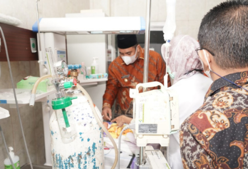Bupati Maros Chaidir Syam jenguk bayi yang dibuang orang tuanya di semak-semak. Foto Humas Maros.