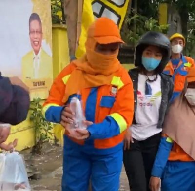 Warga terima takjil gratis Ramadhan Fest Golkar Sulsel