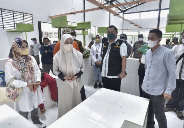Bupati Luwu Utara, Indah Putri Indriani, saat meresmikan pasar rakyat Bone-Bone. Foto Humas Lutra.