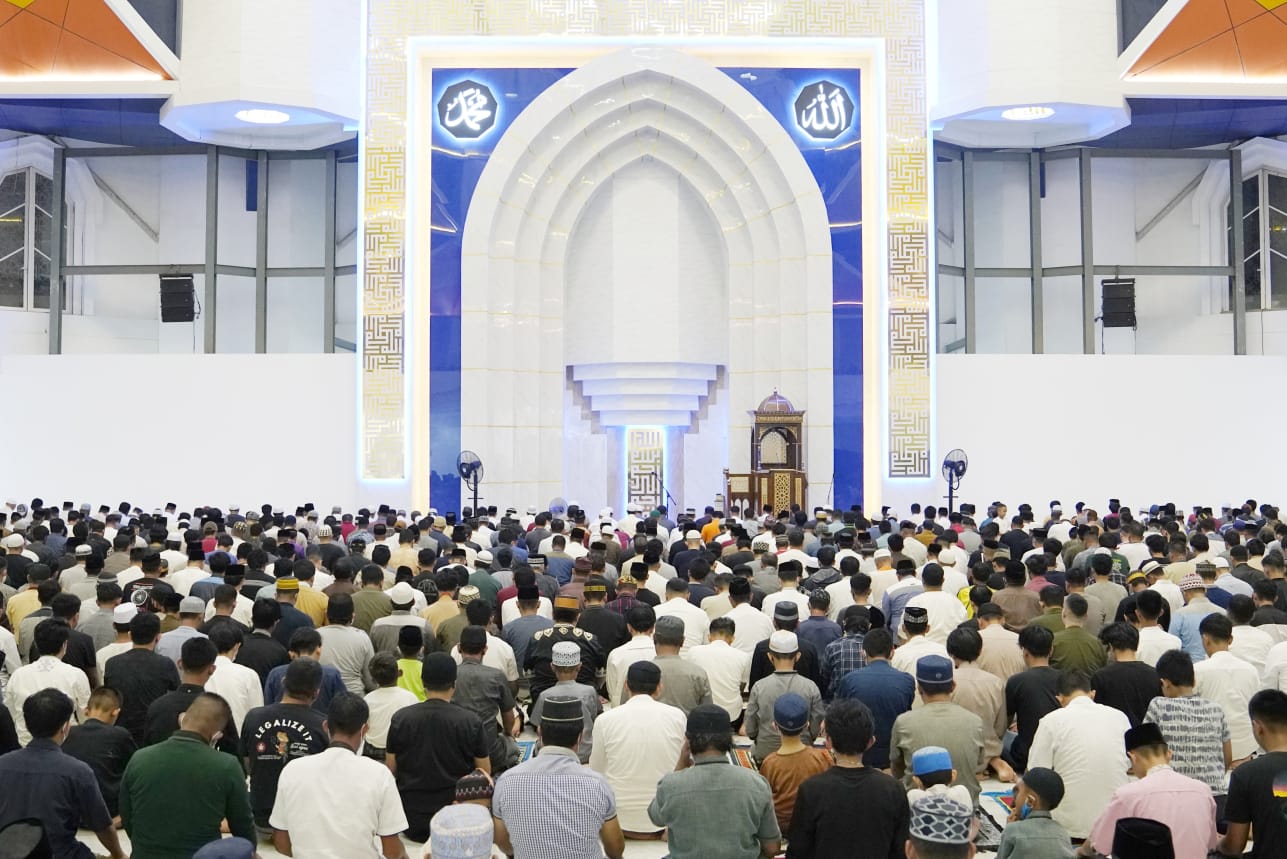 Gubernur Sulsel Bersama Masyarakat Salat Tarawih Perdana di Masjid Kubah 99 Asmaul Husna