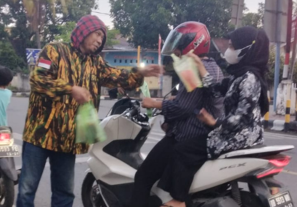 Gemar Berbagi di Bulan Ramadhan, Golkar Bantaeng Bagi Takjil ke Masyarakat