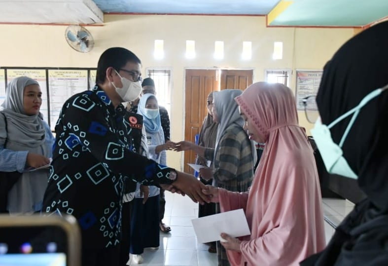 Sigap Wakil Bupati Lutra Salurkan Bantuan untuk Warga Terdampak Bencana