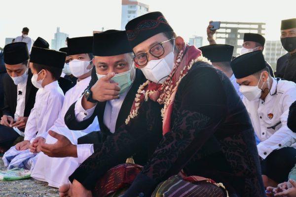 Menteri Pertanian RI Prof. Syahrul Yasin Limpo dan Gubernur Sulsel Andi Sudirman Sulaiman saat sholat Idul Fitri di Masjid 99 Kubah CPI Makassar