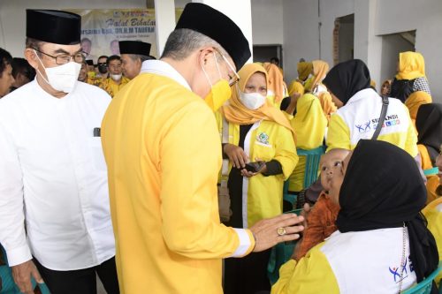 Wali Kota Parepare, Taufan Pawe saat menyampaikan sumbangan kambing untuk dua ibu hamil di Takalar
