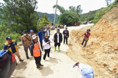 Bupati Luwu Utara Indah Putri Indriani saat meninjau bahu jalan akibat longsor