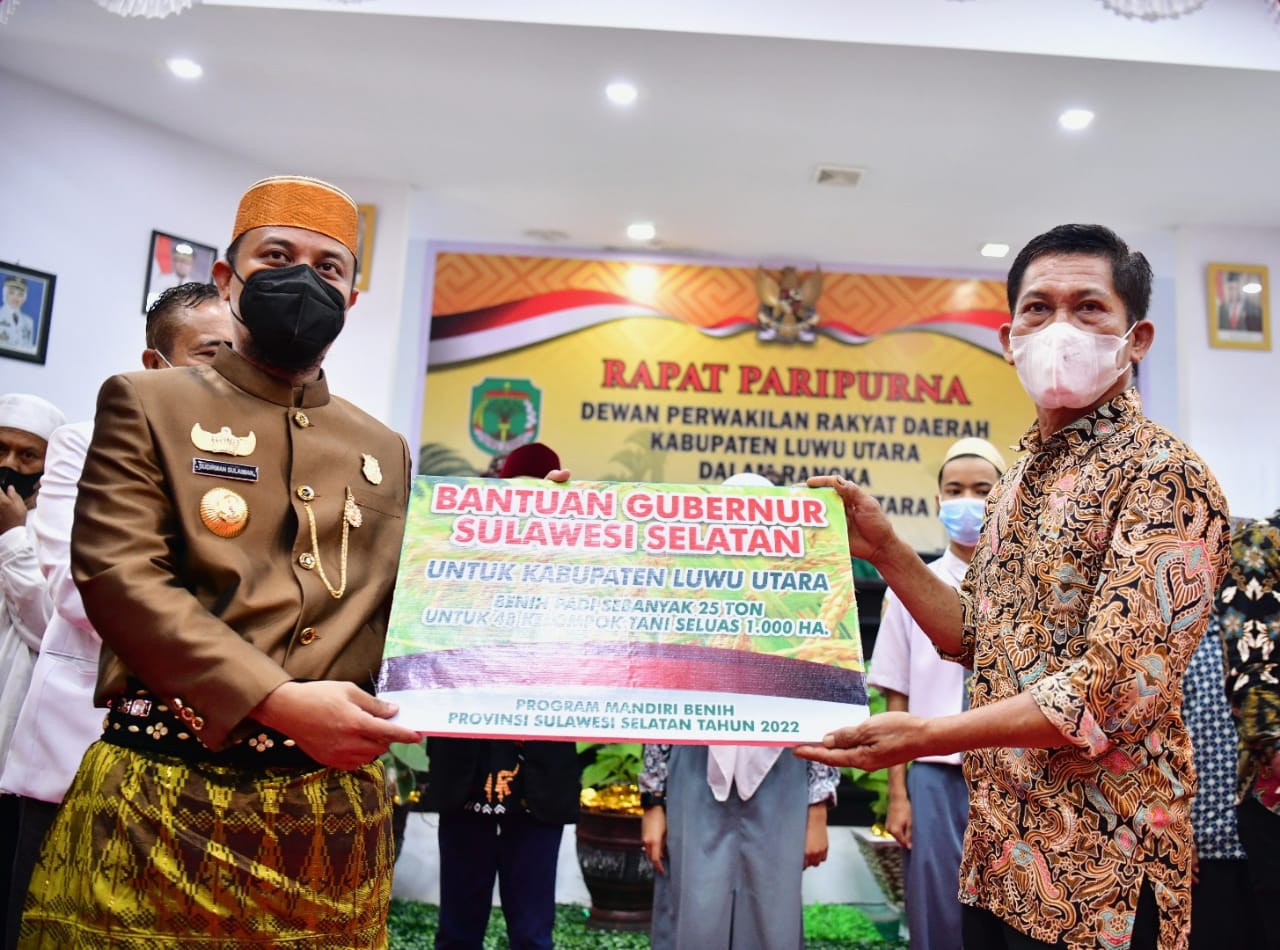 Gubernur Sulsel, Andi Sudirman Sulaiman saat menyerahkan bibit gratis di Luwu Utara