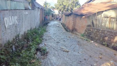 Tampak sampah rumah tangga saat hujan mengguyur Kabupaten Dompu, NTB
