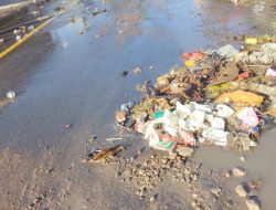 Tampak sampah rumah tangga saat hujan mengguyur Kabupaten Dompu, NTB. Foto Netral.co.id 