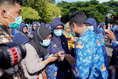 Gubernur Sulsel, Andi Sudirman Sulaiman serahkan SK ASN tahap pertama Pemprov Sulsel