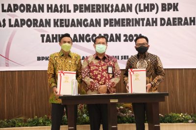 Bupati Bantaeng Ilham Syah Azikin saat menerima WTP di BPK Wilayah Sulsel, Jalan Petterani Makassar