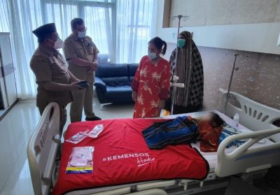 Direktur RSUD Labuang Baji Makassar, drg. Haris Nawawi saat melayani bocah asal Kabupaten Wajo