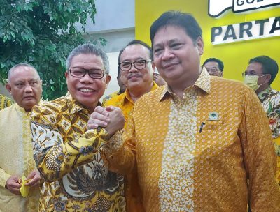 Ketua Umum DPP Golkar Airlangga Hartarto dan Ketua DPD I Partai Golkar Sulsel Taufan Pawe, di Kantor DPP Golkar, Jakarta Pusat