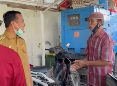 Gubernur Sulsel Andi Sudirman Sulaiman saat menyerahkan motor metic untuk juru masak Marola Sabang, di Rujab Gubernur Sulsel,