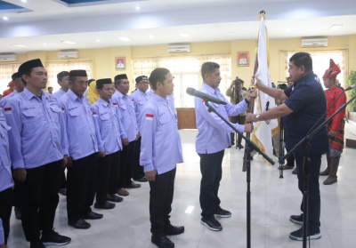 Sekprov Sulsel, Abdul Hayat saat menyerahkan bendera petaka Kormi Kabupaten Jeneponto,