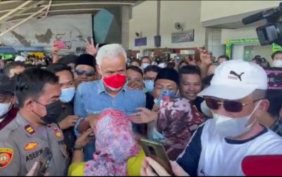 Gubernur Jawa Tengah Ganjar Pranowo saat dijemput di Bandar Udara Sultan Hasanuddin Makassar