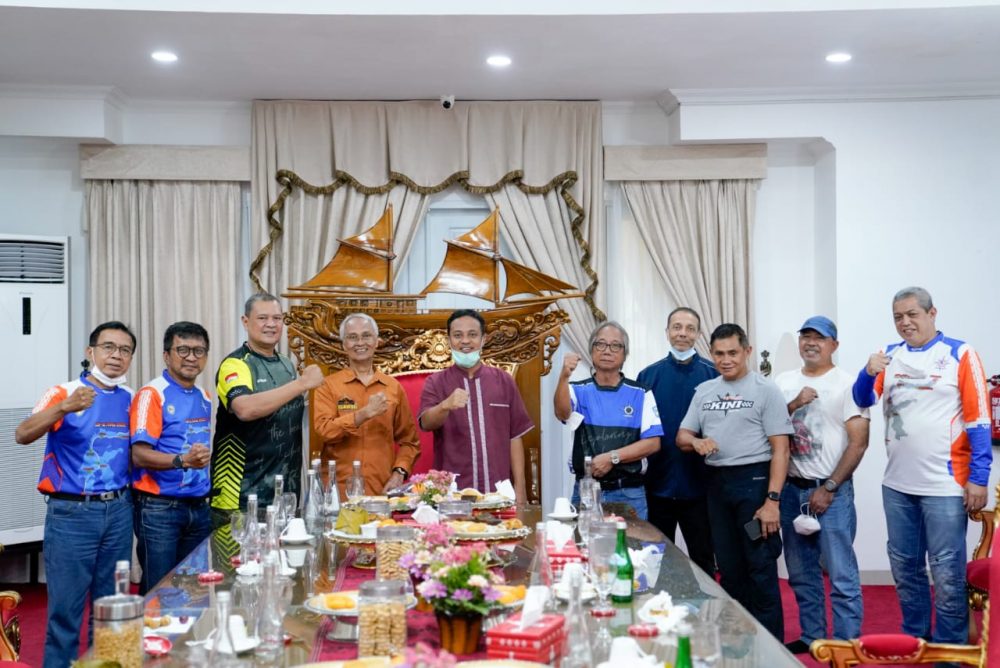 Gubernur Andi Sudirman Sambut Pembalap dan Pereli Legendaris Indonesia, Sajikan Makanan Khas Sulsel