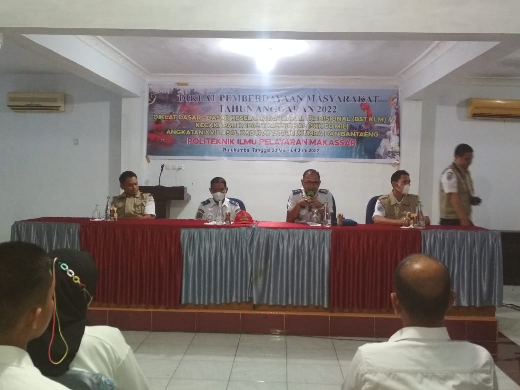melaksanakan kegiatan pelatihan Basic Safety Training Kapal Layar Motor (BSTKLM) kepada 91 nelayan Bulukumba dan Bantaeng.