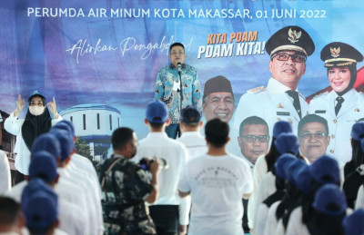 Dirut PDAM Makassar, Beni Iskandar saat mengukuhkan ratusan pegawai honorer lingkup PDAM Makassar