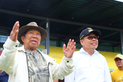 Pendiri Bosowa Corp, Aksa Mahmud dan Wali Kota Parepare Taufan Pawe, saat meninjau Stadion Gelora BJ Habibie Parepare