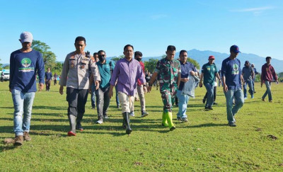 Bupati Bantaeng, Ilham Syah Azikin saat mengikuti penanaman mangrove