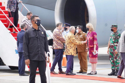 Sekprov Sulsel Abdul Hayat saat menjemput Perdana Menteri Australia Anthony Albanese di Bandara Sultan Hasanuddin Makassar