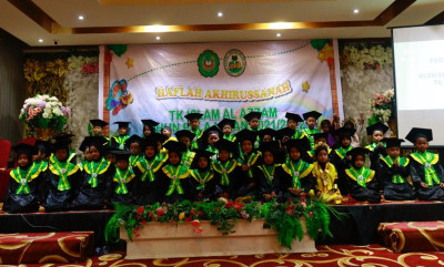 Sekolah TK Al Azzam saat wisuda alumni