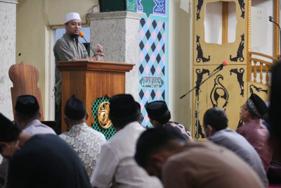 Gubernur Sulsel, Andi Sudirman Sulaiman saat memberikan kultum di masjid Raya Bantaeng