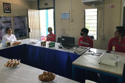 Wakil Bupati Luwu Utara, Suaib Mansur saat bersama salah satu BMUN yang mengerjakan Bendung Luwu Utara.