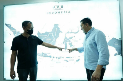 CEO Jakarta Vapour Shop (JVS) Budiyanto saat bersama mitranya dr. Fadli Ananda