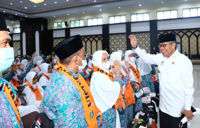 Wali Kota Parepare, Taufan Pawe saat mendampingi calon jamaah haji asal Kota Parepare ke Asrama Haji Makassar