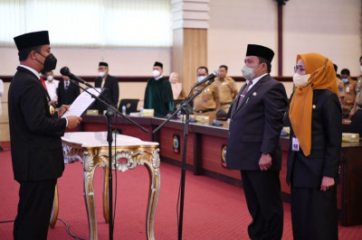 Gubernur Sulsel, Andi Sudirman Sulaiman saat melantik dua pejabat eselon II di Pemprov Sulsel