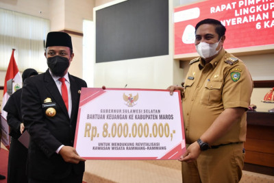 Gubernur Sulsel, Andi Sudirman Sulaiman saat menyerahkan bantuan keuangan daerah ke Bupati Maros.