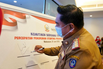 Sekprov Sulsel, Abdul Hayat saat tanda tangan komitmen percepatan penurunan stunting di Sulsel